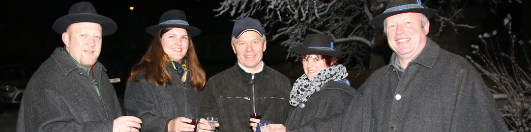 Die Musikerkollegen stießen am 1. Jänner mit Jubilar Johann Einfalt (Mitte) mit einem Schnäpschen auf den 50. Geburtstag an. (Gerald König, Stefanie Grimus, Johann Einfalt, Ulrike Kreuzer, Johann Besenbäck)
