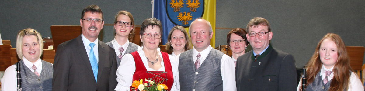 Karin Bitzinger, Vizebürgermeister Manfred Preiser, Elisabeth Wagner, Moderatorin Christa Traxler, Karin Weißinger, Kapellmeister Johann „Hannes“ Besenbäck, Brigitte Haider, Bürgermeister Josef Wagner und Carina Hahn.